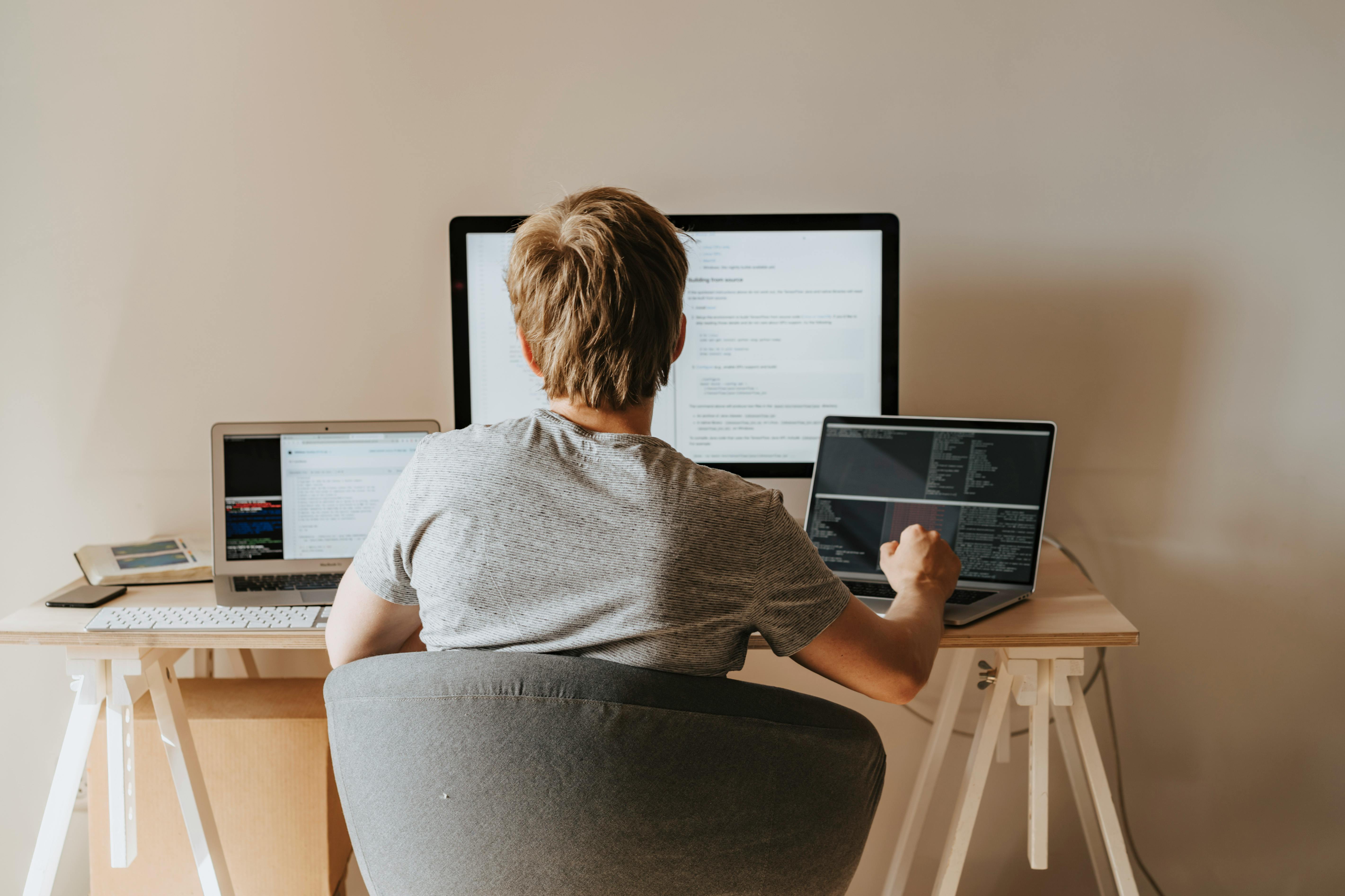 Coding 8+ Hours a Day? How Programmers Can Choose the Best Desk Chair for Long Hours Without Back Pain