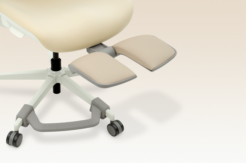 A low-angle view of the base of the CabeVibe S2, highlighting the two-part padded footrest and textured foot bar, illustrating the brand's attention to detail and dedication to comprehensive ergonomic solutions for a better body fit.